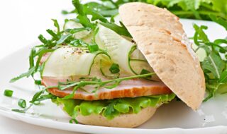 Eiweißbrötchen mit gekochtem Schinken und Gurke