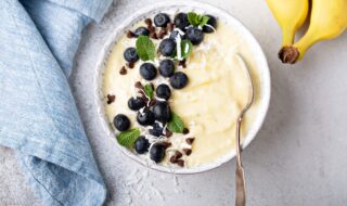 Bananenjoghurt mit Blaubeeren und Zartbitterschokolade