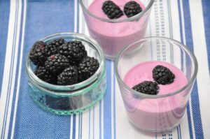 Bananenjoghurt mit Brombeeren