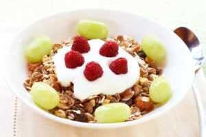 Müsli mit Himbeeren, Weintrauben und Quark