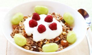 Müsli mit Himbeeren, Weintrauben und Joghurt