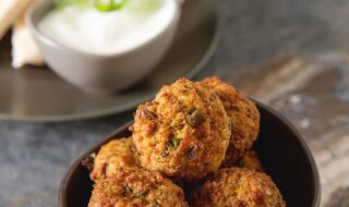 Blumenkohl-Bällchen mit Rotkohlsalat