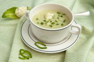 Blumenkohlsuppe mit Kokosmilch und Lauch