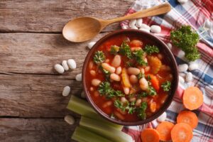 Bohnensuppe mit Möhren und Sellerie