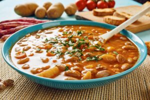 Bohnensuppe mit Kartoffeln und Möhren