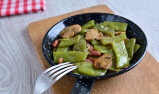 Stangenbohnen mit Champignons und Schinkenspeck