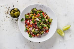 Brokkolisalat mit Paprika, Oliven und Walnüssen