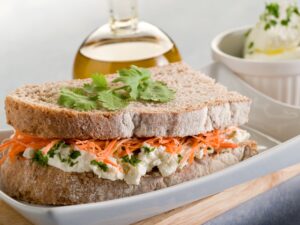 Veganes Frischkäsebrot mit Möhre