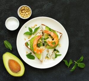 Avocadobrot mit Garnelen