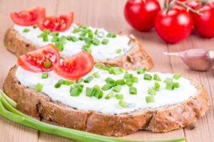 Tomaten-Eiweißbrot mit Knoblauchquark