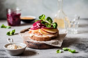 Brot mit Senfcreme, Geflügelwurst und Apfel