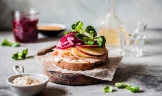 Putenwurst-Eiweißbrot mit Senfcreme und Apfel