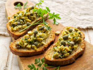 Eiweißbrot mit Oliven, Kapern und Sardellen