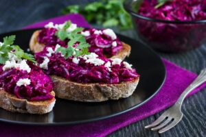 Rotkohlbruschetta mit veganem Feta