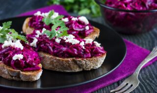 Rotkohlbruschetta mit veganem Feta