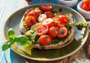 Eiweißbrot mit Tomaten und Pesto