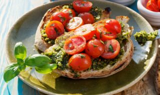 Eiweißbrot mit Tomaten und Pesto