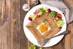 Buchweizen-Crepe mit Ei, Parmesan und Salat