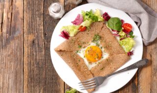 Buchweizen-Crepe mit Ei, Parmesan und Salat