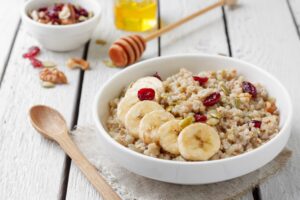 Buchweizenflocken mit Banane, Cranberries und Leinsamen