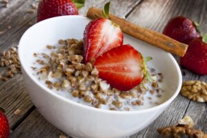 Buchweizenflocken mit Beeren und Kokosnussjoghurt