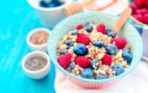 Buchweizenflocken mit Beeren und Feigen