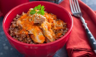 Buchweizen mit Möhrensauce, Sojasauce und Hühnerfleisch