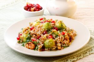 Buchweizen mit Rosenkohl, Granatapfel und Nüssen