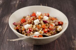 Buchweizen mit Zwiebel, Paprika, Walnüssen und Feta