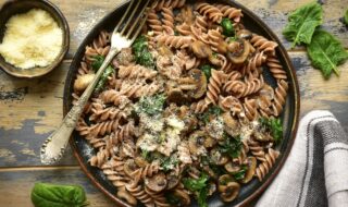 Buchweizen Nudeln mit Champignons und Spinat