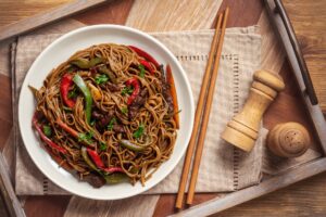 Buchweizen Spaghetti mit Rindfleisch und Paprika