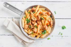 Buchweizennudeln mit Hähnchen und Tomaten