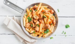 Buchweizennudeln mit Hähnchen und Tomaten