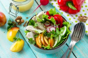 Buddha Bowl mit Hähnchenfilet, Gemüse und Walnüssen