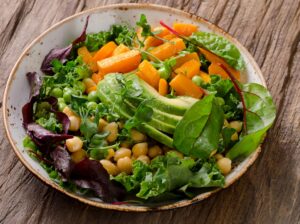 Buddha-Bowl mit Kichererbsen, Erbsen und Kürbis