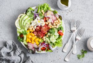 Buddha Bowl mit Kichererbsen, Avocado, Feta und Paprika