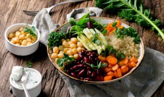 Buddha-Bowl mit Quinoa, Avocado und Joghurt-Dip