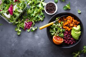 Buddha Bowl mit Süßkartoffel, Quinoa und Avocado