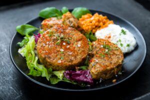 Bulgur-Patties mit Ajvar und Zaziki