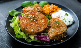 Bulgur-Patties mit Ajvar und Zaziki