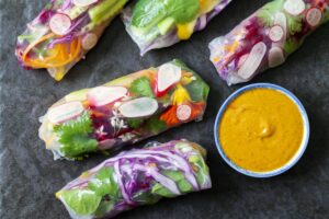 Bunte Summer Rolls mit fruchtigem Currydip