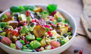 Bunter Salat mit Couscous und indischem Dressing