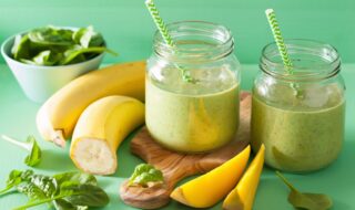 Chiasamen-Smoothie mit Banane, Mango und Spinat