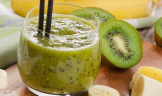 Chiasamen-Smoothie mit Banane, Orange und Kiwi