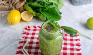 Chiasamen-Smoothie mit Banane, Salat, Spinat und Limettensaft