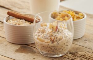 Chiasamenpudding mit Apfel, Stachelbeeren und Walnüssen