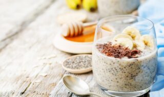 Chiasamenpudding mit Banane und geriebener Schokolade