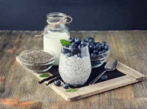 Pudding mit Chiasamen, Blaubeeren und Mandeln