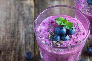 Chiasamen-Smoothie mit Trauben und Blaubeeren