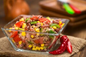 Chili Con Carne Salat mit Paprika und Tomate